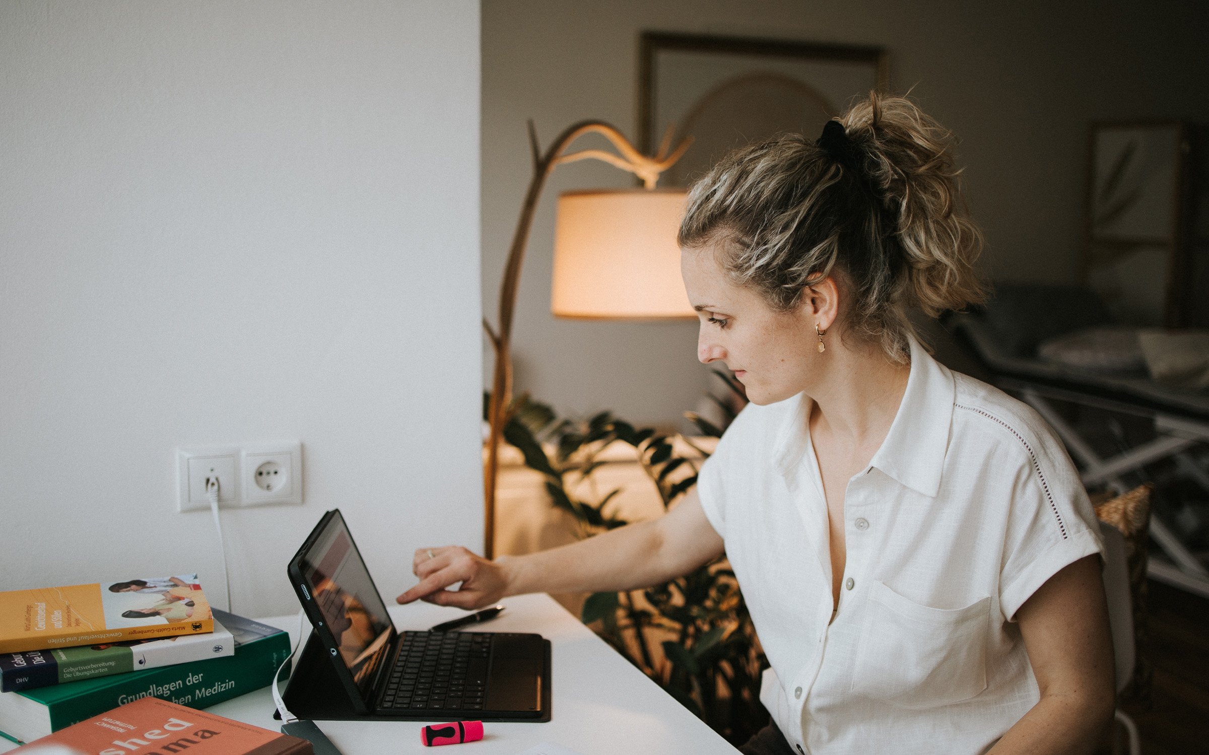 Hebamme Marie Luise bei der Vorbereitung ihrer Hebammenarbeit
